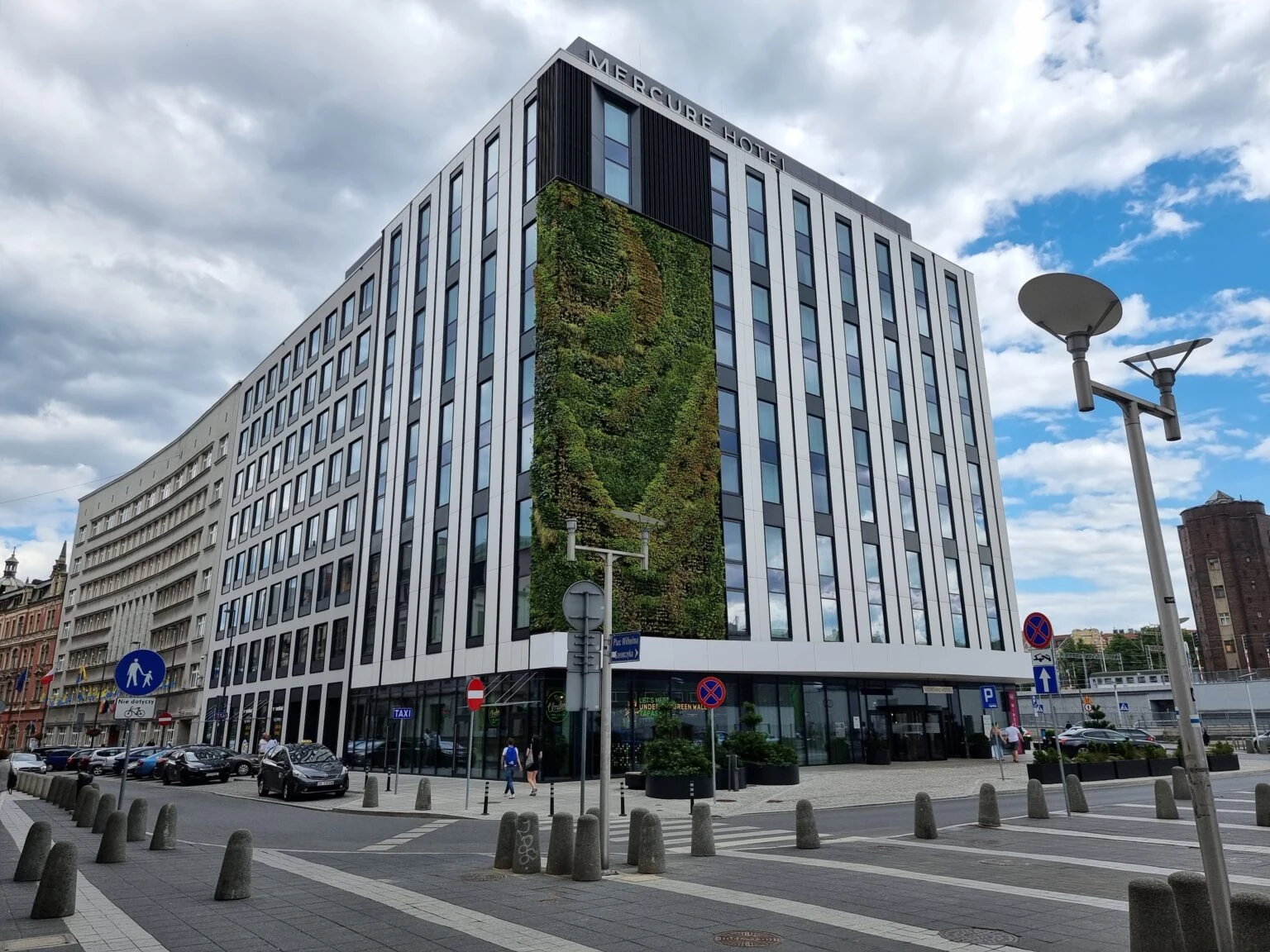Mercure Hotel — building photograph